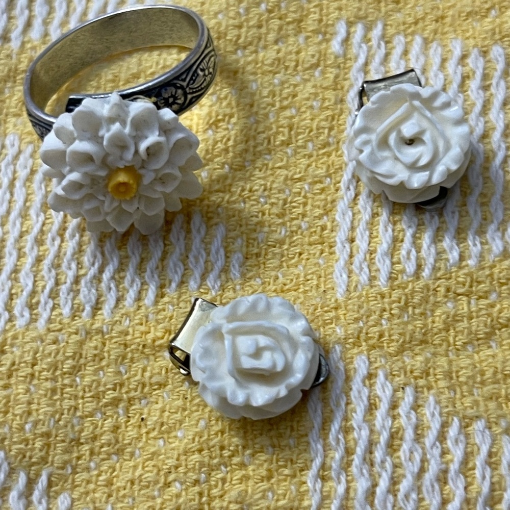 Vintage Floral White and Yellow Jewelry Set
